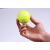 体态の大家はテニスの足底の筋肉の膜のボールをマッサージして摩擦に耐えます。