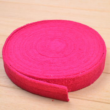 大皿のバドミントンラケットのタオルの手はゴムの大巻きを巻いて超繊維の厚いタオルにゴムをして汗を吸い込みます。滑り止めのベルトが赤いです。